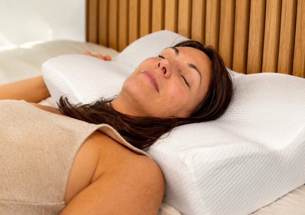Oreiller pour dormir sur le dos : hauteur, forme et erreurs